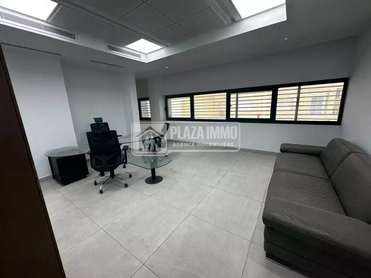 A LOUER / VENDRE UN BUREAU 300m2 AU COEUR DU LAC2