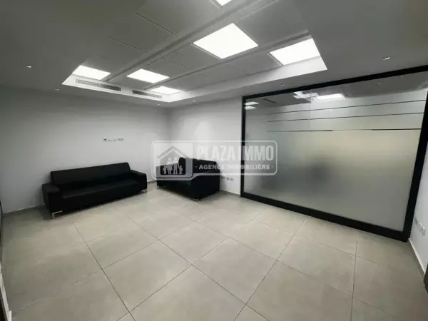 A LOUER / VENDRE UN BUREAU 300m2 AU COEUR DU LAC2