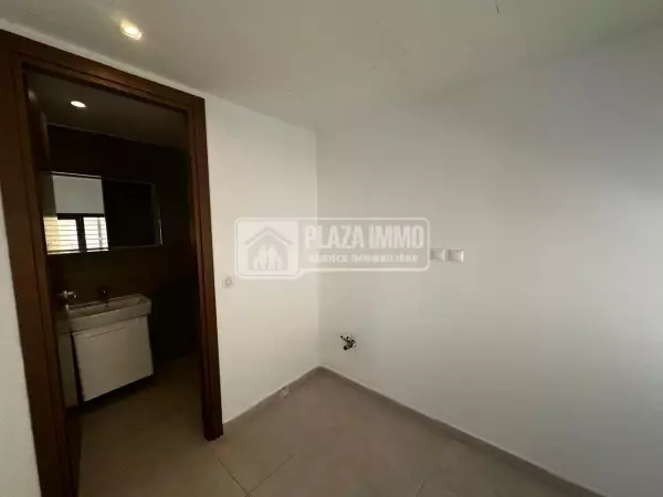 A LOUER / VENDRE UN BUREAU 300m2 AU COEUR DU LAC2