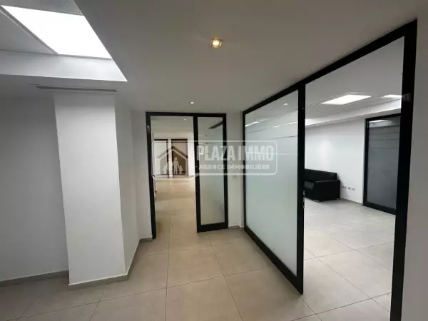 A LOUER / VENDRE UN BUREAU 300m2 AU COEUR DU LAC2