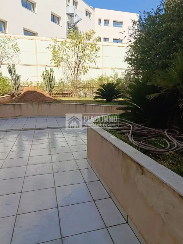 EN EXCLUSIVITE : A VENDRE UN MAGNIFIQUE S2 AU RDC LAC2