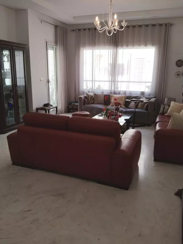 A vendre Un appartement S+3 à la soukra